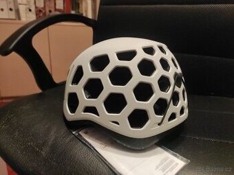 Úplně nová lezecká helma Singing rock Hex Ice White