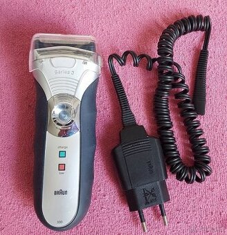Holící strojek Braun.