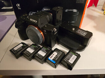 Sony A7 II + vertical grip + 5 baterií + 2x dual nabíječka