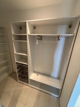 Šatní skříň / Systém IKEA (pravděpodobně typ PLATSA)