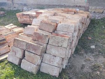 Cihly z demolice domu