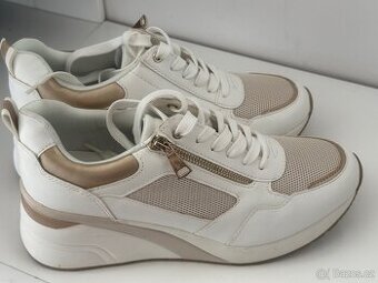 Nove bile damske tenisky vel 41