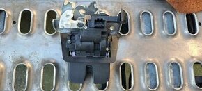 Zamek kufru audi A4 b8 8k 8R0827505