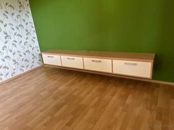 Úzká komoda pod televizi