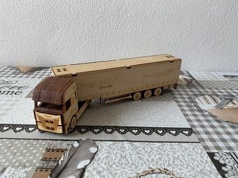 Nový dřevěný model Iveco S-Way s návěsem Panav NV35