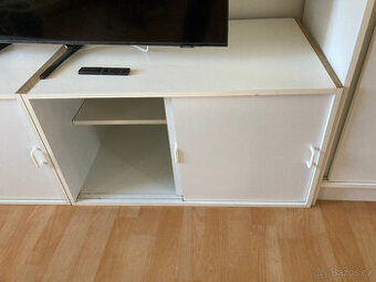 Skříňka nízká bílá s posuvnými dveřmi za 400 kč - 1