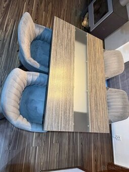 jídelní stůl s židlema