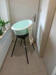 Věci po dětech - kolébka, postýlka, vaničky, aj.