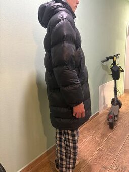 Krásný černý péřový kabát značky Nike