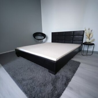 Postel dvoulůžko komplet s matrací a rošty nové