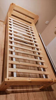 Prodám postel z masivu + noční stolek