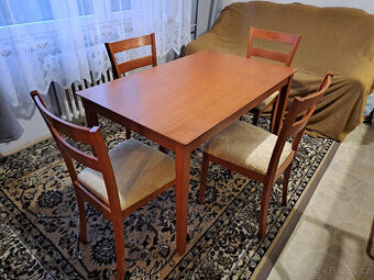 prodám zachovalý jídelní stůl se čtyřmi židlemi