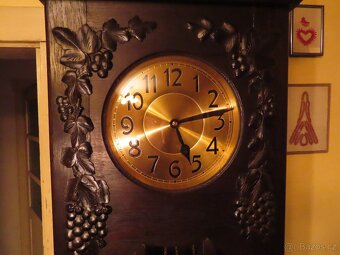 Podlahové hodiny s motivem vinné révy