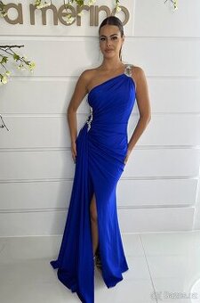 Nádherné, modré plesové šaty.