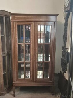 Stylová vitrína s intarzií