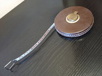 Ocelové pásmo na měření