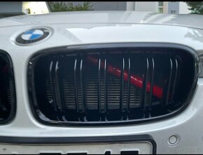 Červené výztuhy před chladič BMW