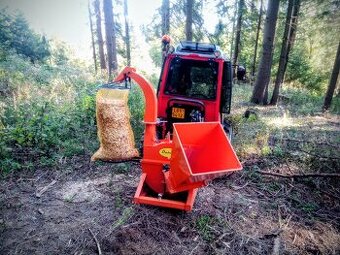 Štěpování dřevní hmoty a klestu