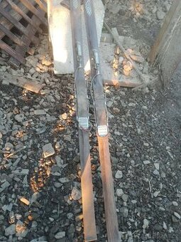 Staré dřevěné lyže -dekorace na chalupu