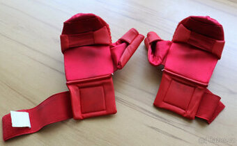 Rukavice na karate 900 červené