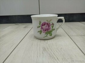 Porcelánový hrnek s velkou růžovou růží