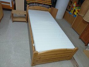 Prodám hezkou postel z masivu s nočním stolkem 90 x 200 cm.