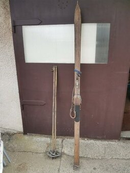 Starožitné lyže s hůlkami