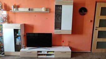 Obývací stěna s konferenčním stolkem