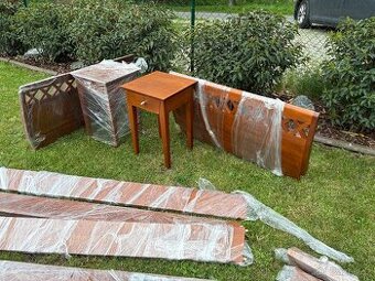 Manželská dřevěná postel