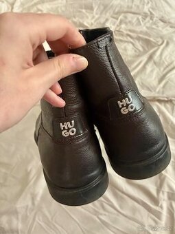 Kotníkové boty Hugo Boss - minimálně nošené