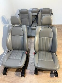 /// Interiér-sedačky Chrysler 300c Touring ///