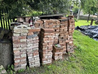 Staré cihly, použitý stavební materiál, kámen a suť