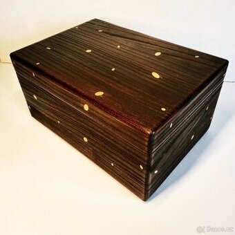 Humidor s mosazným zdobením