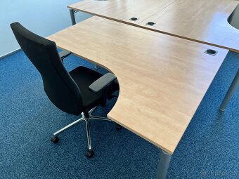 Vybavení kancelaře, nabytek, monitory, kavovary atd