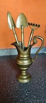 Mosazný džbánek s nářadím