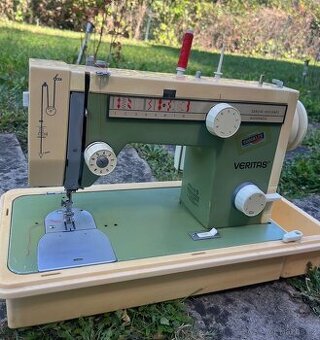 Šicí stroj VERITAS – kufr, pedál, příslušenství, funkční