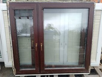 Okno PVC 1660x1490 oboustranný mahagon, starší, dvoukřídlé