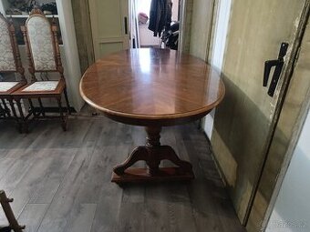 Stůl a židle vyřezávané