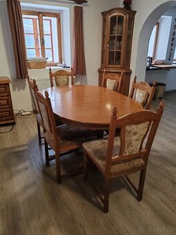 jídelní stůl s židlemi a skříňkou