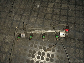 Ford Focus MK1 - vstřikovací lišta včetně vstřikovačů