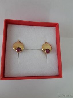 Zlaté náušnice s červeným kamínkem