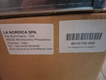 Nový ocelový podstavec pod krbovou vložku