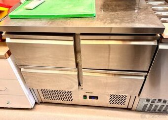 Chladicí saladeta s pracovní deskou a 4x zásuvka