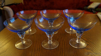 Modré sklenice na pohár nebo zmrzlinu