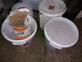 Zbytky ze stavby...vápno, omítka, malta.