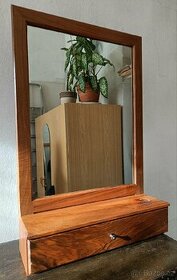 Starožitné zrcadlo se šuplíčkem.