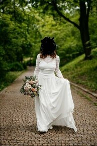 Hedvábné svatební šaty s krajkou