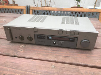Zesilovač Akai AM-U 210