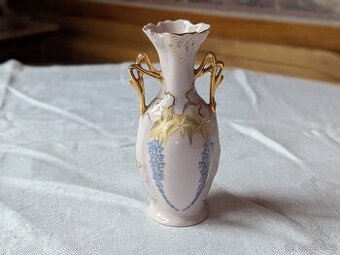 Vázička z růžového porcelánu s květy, Chodov