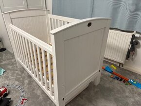 Prodám dětskou bílou dřevěnou postýlku zn. Boori - 1
